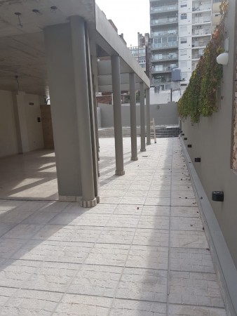 VENTA DEPARTAMENTO Semipiso 2 dormitorios con cochera. Balcon y patio. Amenities - Jujuy 1600