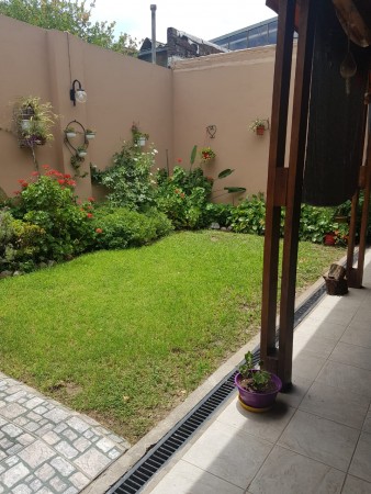 VENTA Casa al frente. Reciclada a nueva. Dos dormitorios, Quincho. Jardin. Parrillero.  Castellanos 2100 FINANCIACION