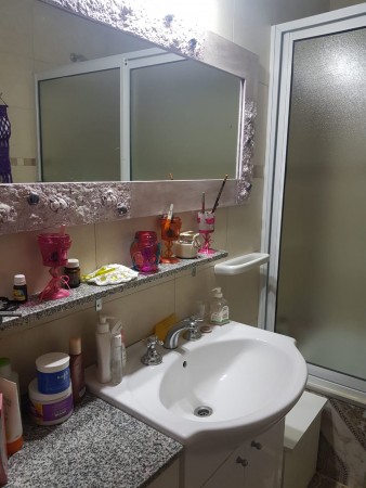 VENTA Casa al frente. Reciclada a nueva. Dos dormitorios, Quincho. Jardin. Parrillero.  Castellanos 2100 FINANCIACION