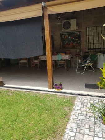 VENTA Casa al frente. Reciclada a nueva. Dos dormitorios, Quincho. Jardin. Parrillero.  Castellanos 2100 FINANCIACION