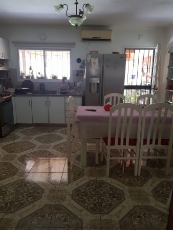 VENTA Casa al frente. Reciclada a nueva. Dos dormitorios, Quincho. Jardin. Parrillero.  Castellanos 2100 FINANCIACION