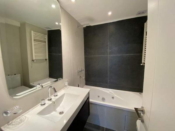 VENTA - Piso exclusivo. Dos dormitorios.  Vista franca al rio.  Amplio balcon corrido.  Amenities. Cochera.  BARRIO MARTIN. ENTREGA INMEDIATA