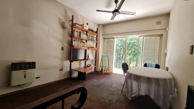 EN VENTA Importante CASA AL FRENTE en DOS PLANTAS - 3 DORMITORIOS - Patio, jardin - Callao 3300