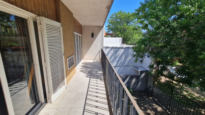 EN VENTA Importante CASA AL FRENTE en DOS PLANTAS - 3 DORMITORIOS - Patio, jardin - Callao 3300