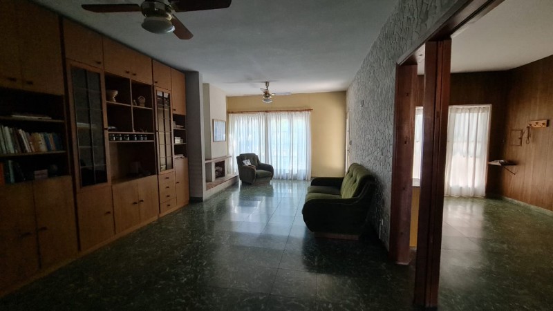 EN VENTA Importante CASA AL FRENTE en DOS PLANTAS - 3 DORMITORIOS - Patio, jardin - Callao 3300