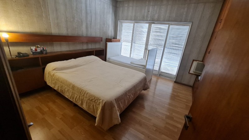 EN VENTA Importante CASA AL FRENTE en DOS PLANTAS - 3 DORMITORIOS - Patio, jardin - Callao 3300