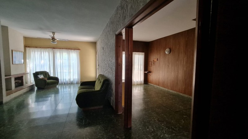 EN VENTA Importante CASA AL FRENTE en DOS PLANTAS - 3 DORMITORIOS - Patio, jardin - Callao 3300
