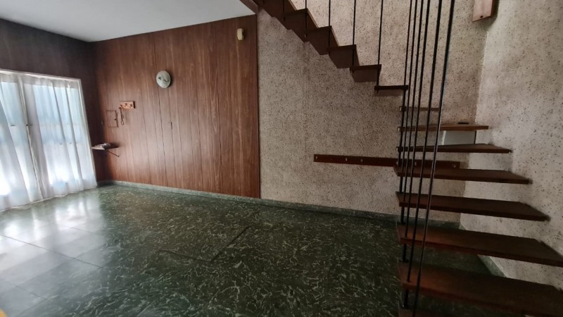 EN VENTA Importante CASA AL FRENTE en DOS PLANTAS - 3 DORMITORIOS - Patio, jardin - Callao 3300