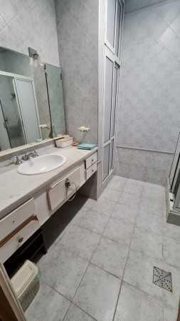 EN VENTA Importante CASA AL FRENTE en DOS PLANTAS - 3 DORMITORIOS - Patio, jardin - Callao 3300