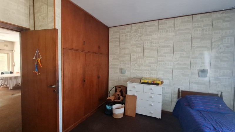 EN VENTA Importante CASA AL FRENTE en DOS PLANTAS - 3 DORMITORIOS - Patio, jardin - Callao 3300