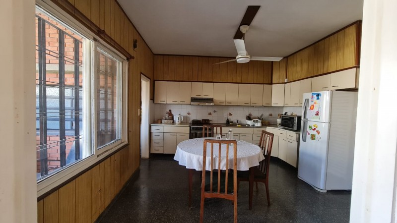 EN VENTA Importante CASA AL FRENTE en DOS PLANTAS - 3 DORMITORIOS - Patio, jardin - Callao 3300
