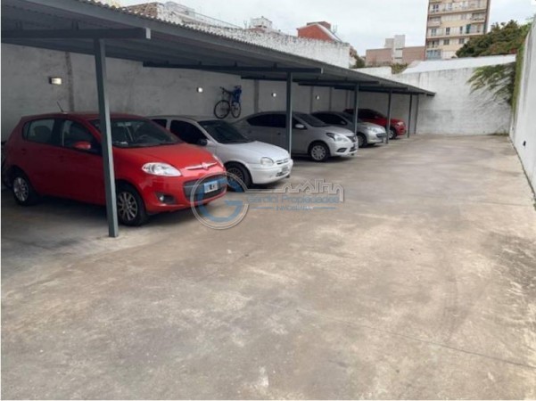 VENTA COCHERA semicubierta en PB de edificio - ABASTO