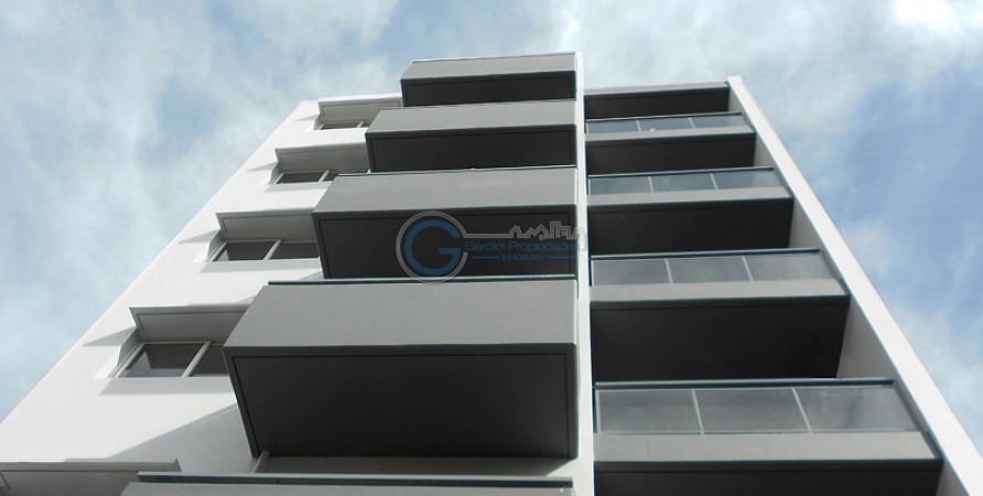 VENTA COCHERA semicubierta en PB de edificio - ABASTO