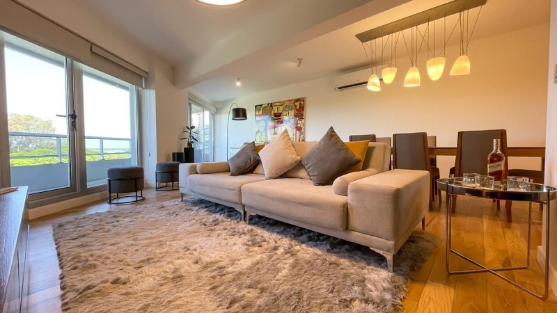 VENTA - Piso exclusivo. Dos dormitorios.  Vista franca al rio.  Amplio balcon corrido.  Amenities. Cochera.  BARRIO MARTIN. ENTREGA INMEDIATA