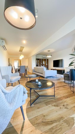 VENTA - Piso exclusivo. Dos dormitorios.  Vista franca al rio.  Amplio balcon corrido.  Amenities. Cochera.  BARRIO MARTIN. ENTREGA INMEDIATA