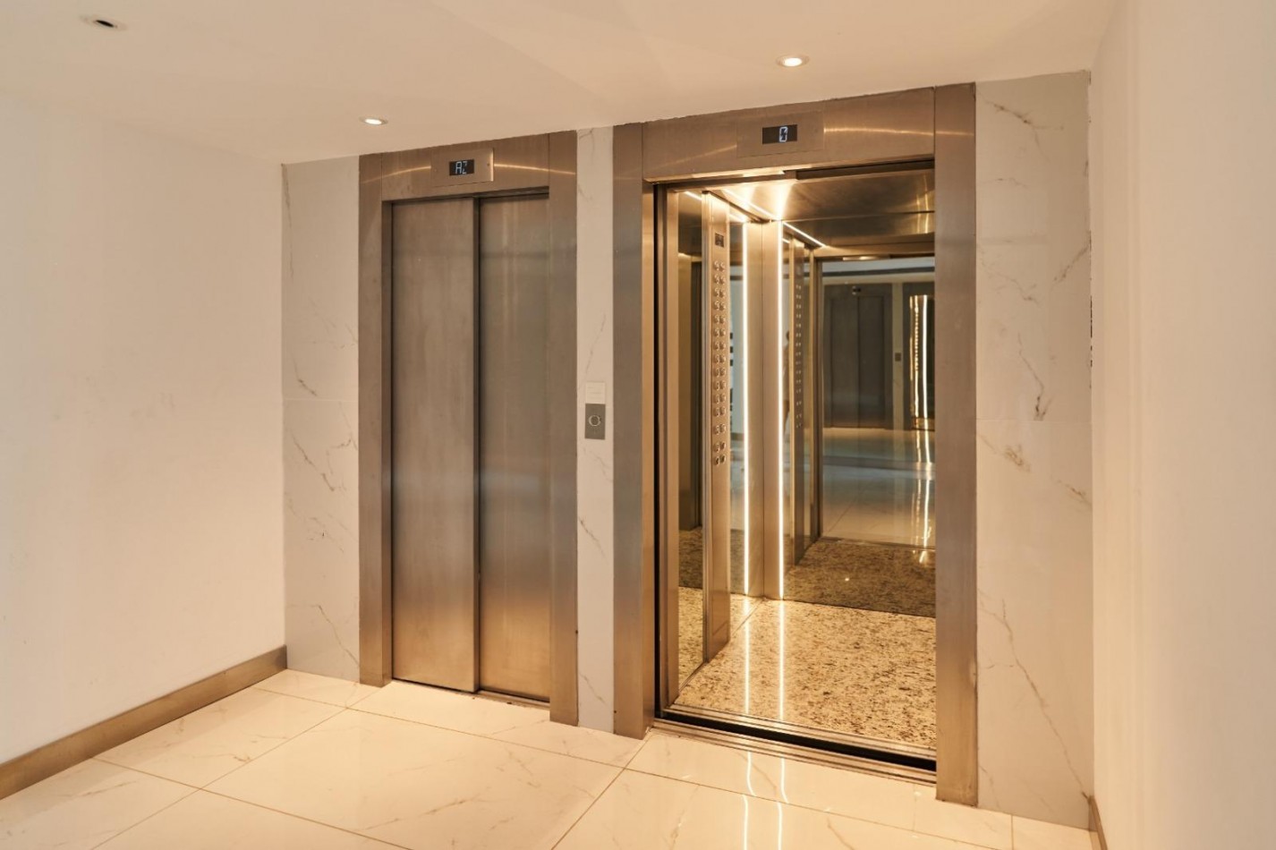 VENTA - Piso exclusivo. Dos dormitorios.  Vista franca al rio.  Amplio balcon corrido.  Amenities. Cochera.  BARRIO MARTIN. ENTREGA INMEDIATA