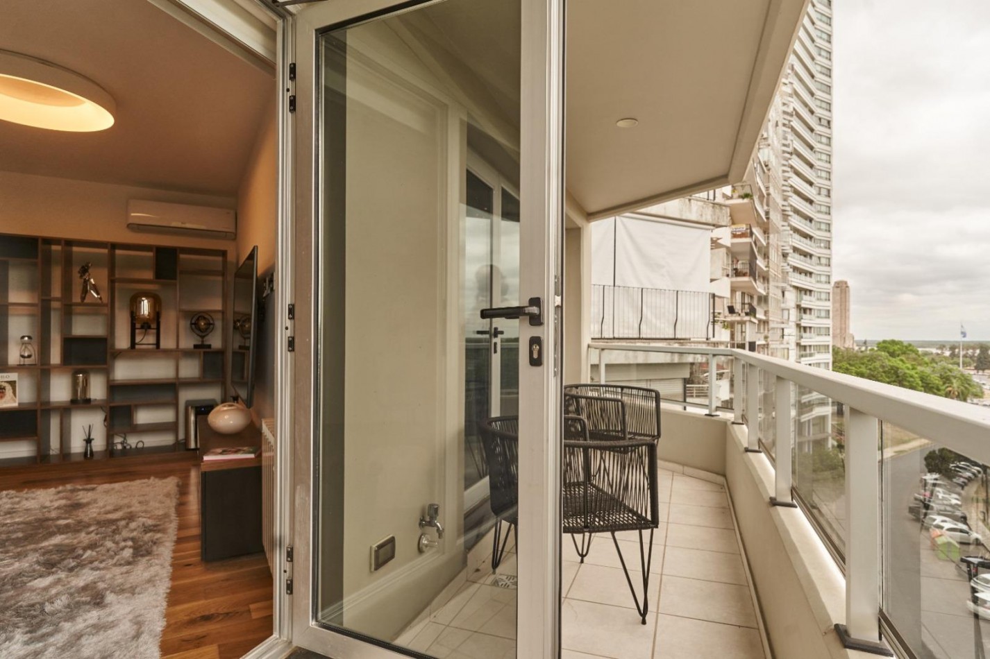 VENTA - Piso exclusivo. Dos dormitorios.  Vista franca al rio.  Amplio balcon corrido.  Amenities. Cochera.  BARRIO MARTIN. ENTREGA INMEDIATA