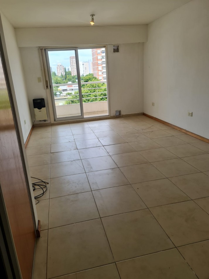 En venta. Oportunidad amplio monoambiente con balcon. Rioja 3227