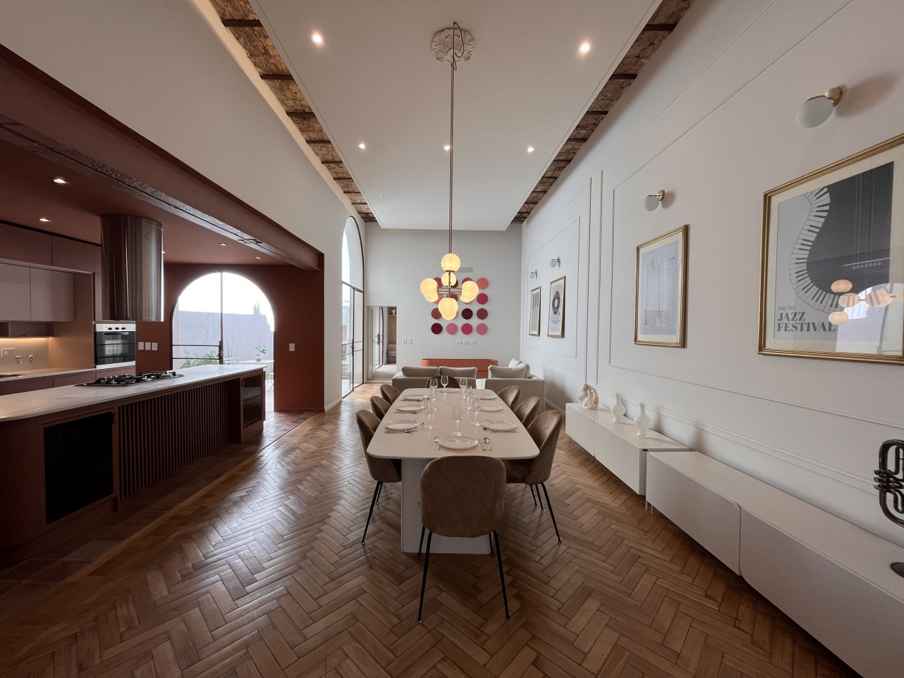 Espectacular Casa de diseño, reciclada. 4 dormitorios, patio con parrillero, terraza con piscina, cochera - Abasto