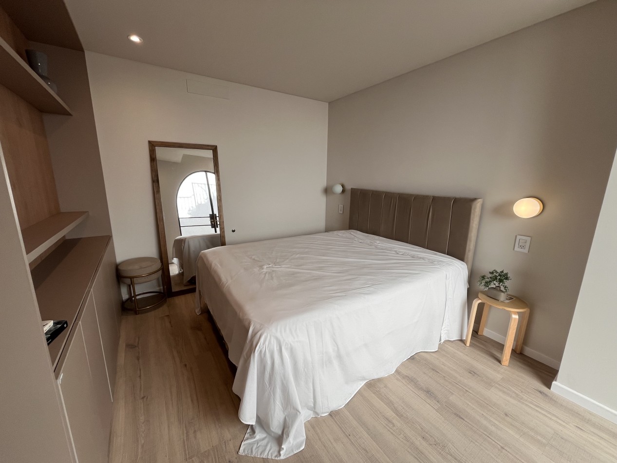 Espectacular Casa de diseño, reciclada. 4 dormitorios, patio con parrillero, terraza con piscina, cochera - Abasto