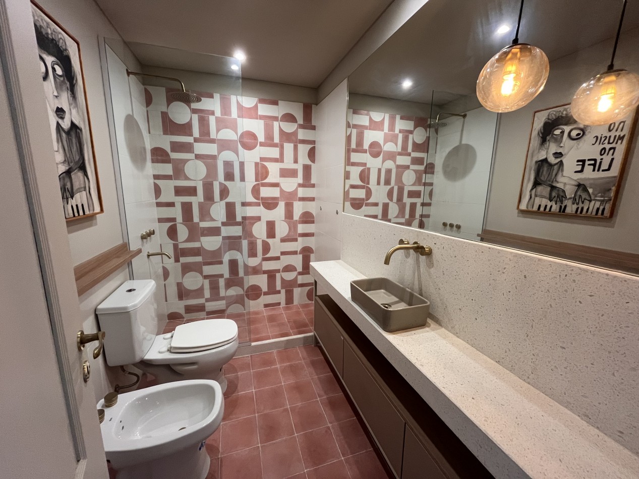 Espectacular Casa de diseño, reciclada. 4 dormitorios, patio con parrillero, terraza con piscina, cochera - Abasto