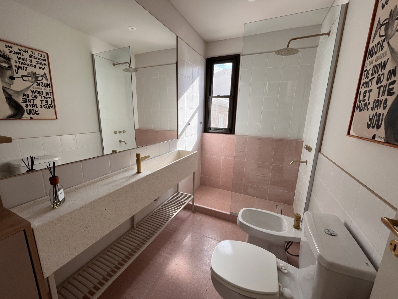 Espectacular Casa de diseño, reciclada. 4 dormitorios, patio con parrillero, terraza con piscina, cochera - Abasto