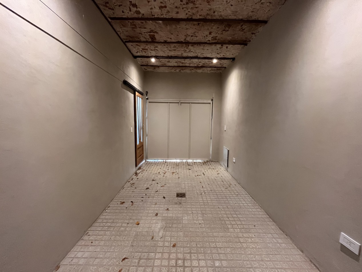 Espectacular Casa de diseño, reciclada. 4 dormitorios, patio con parrillero, terraza con piscina, cochera - Abasto