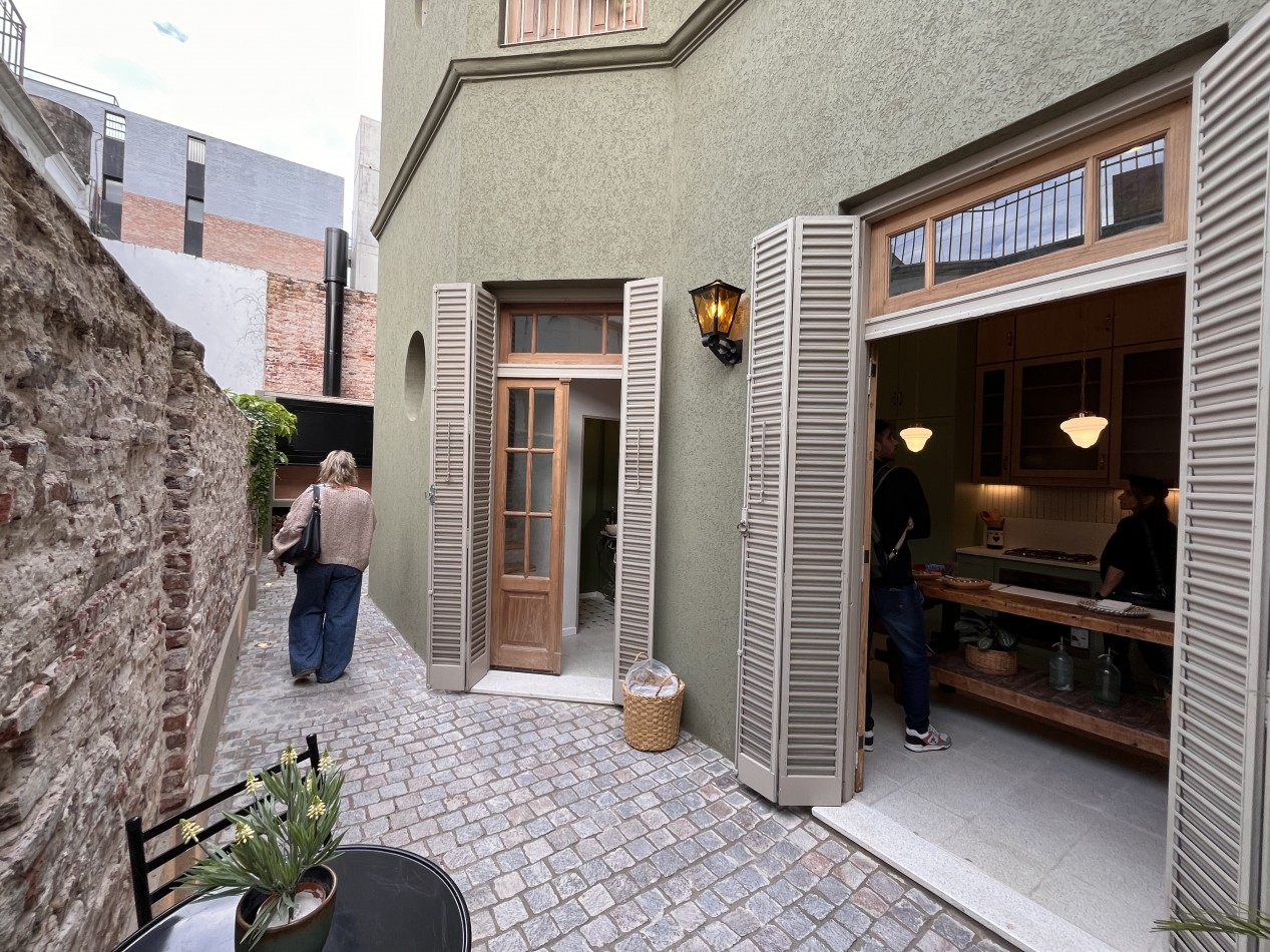 Importante Casa de diseño en Pinchicha, 3 dormitorio, patio con parrillero, terraza con piscina 