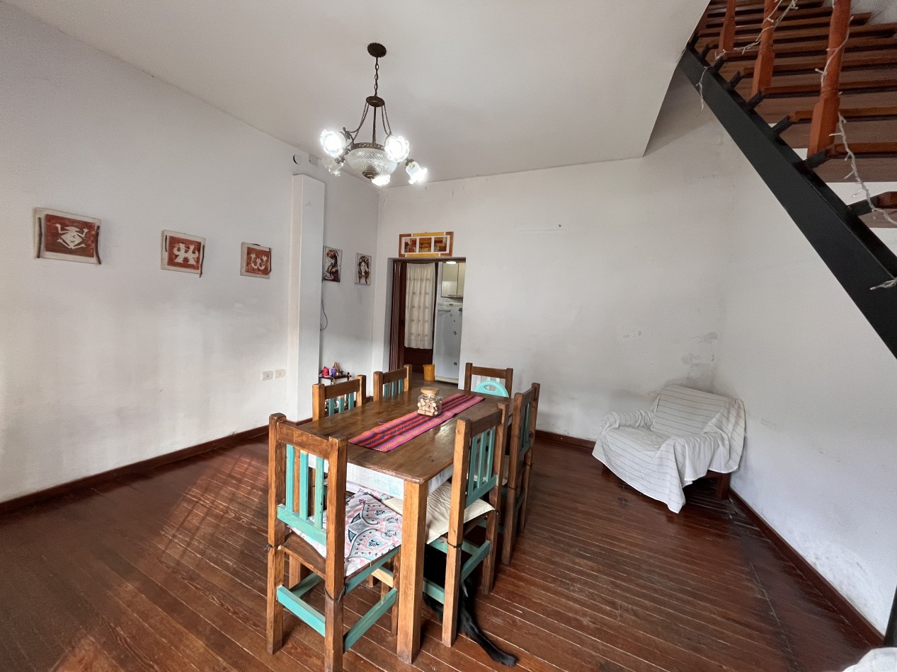 Interesante CASA en dos plantas, 4 dormitorios, patio, terraza - BELLA VISTA