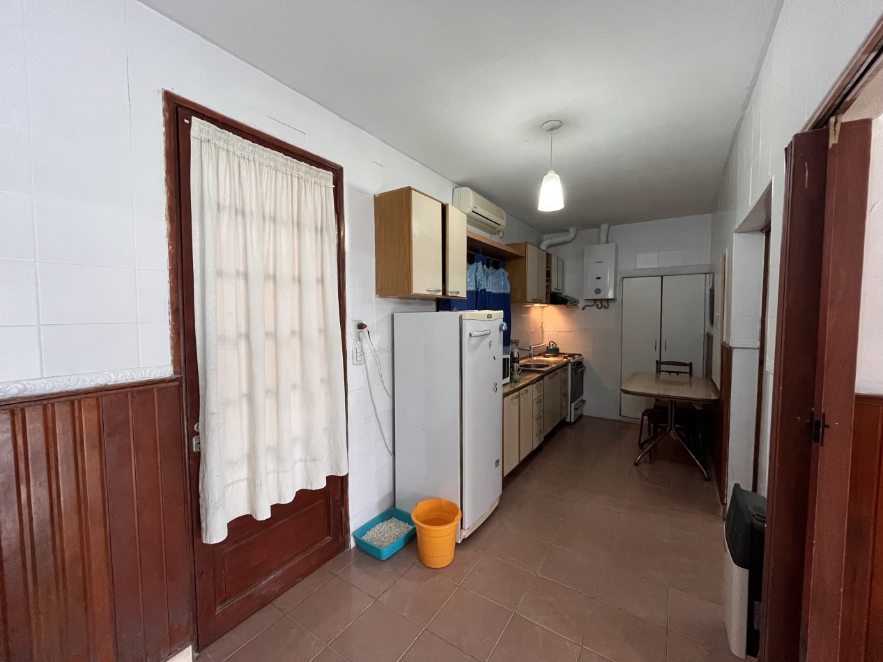 Interesante CASA en dos plantas, 4 dormitorios, patio, terraza - BELLA VISTA