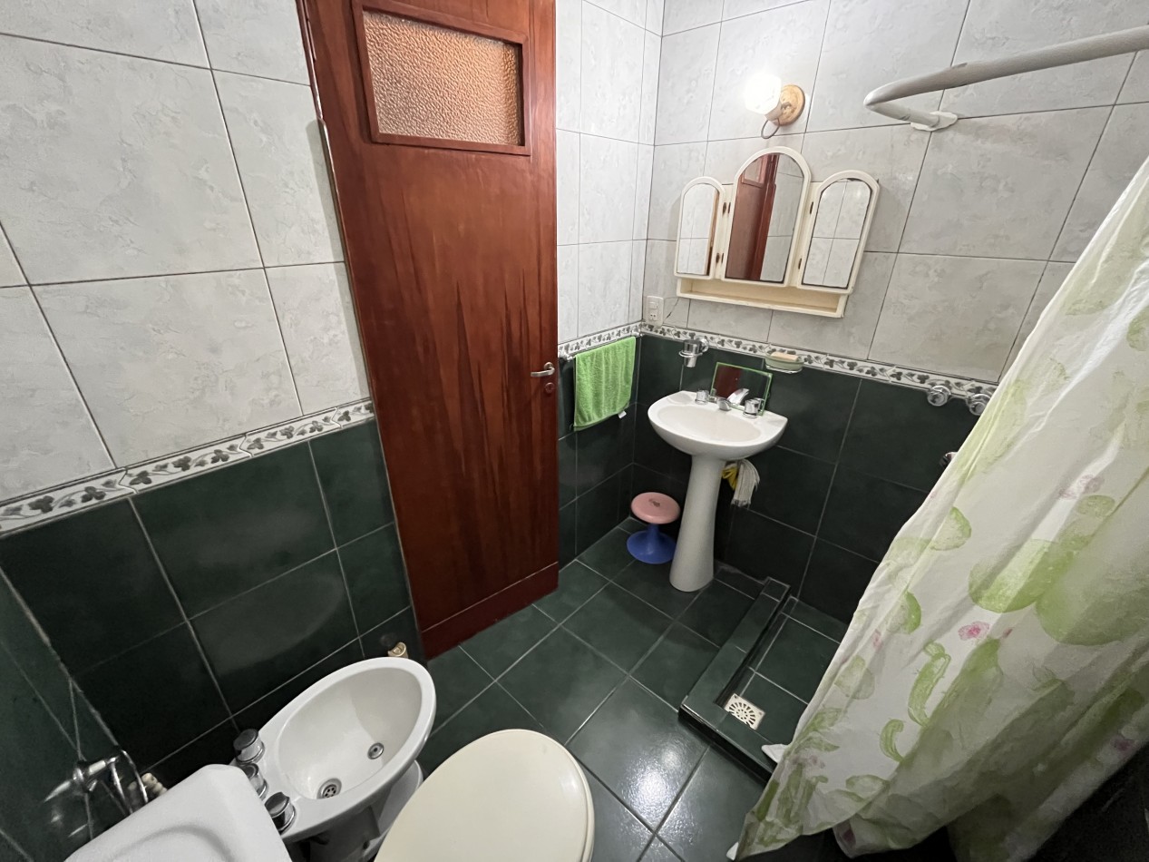 Interesante CASA en dos plantas, 4 dormitorios, patio, terraza - BELLA VISTA