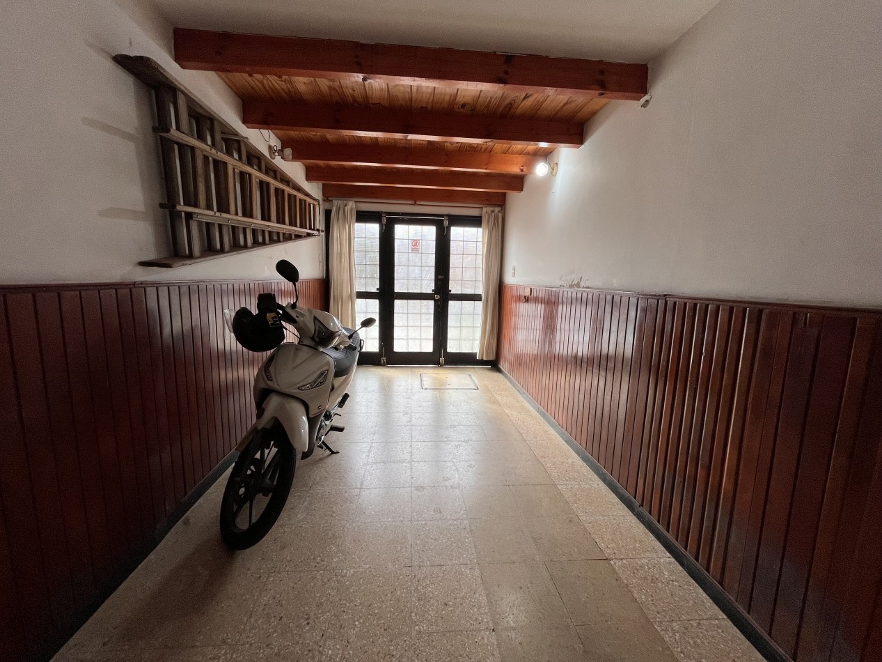 Interesante CASA en dos plantas, 4 dormitorios, patio, terraza - BELLA VISTA