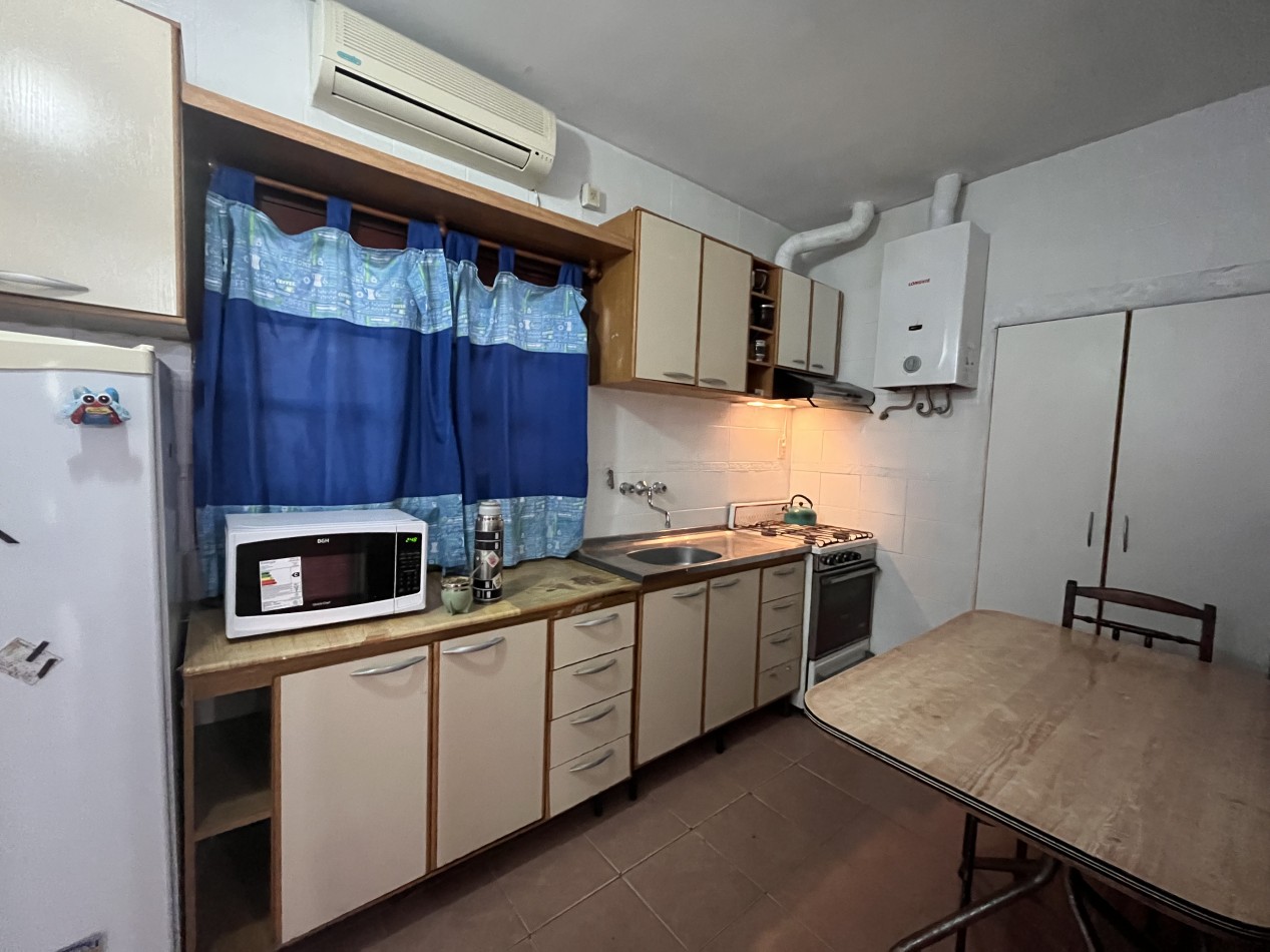 Interesante CASA en dos plantas, 4 dormitorios, patio, terraza - BELLA VISTA