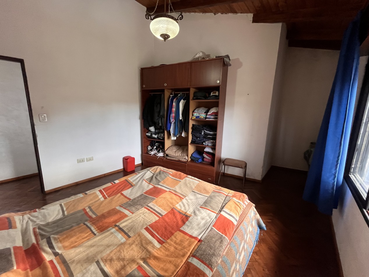 Interesante CASA en dos plantas, 4 dormitorios, patio, terraza - BELLA VISTA