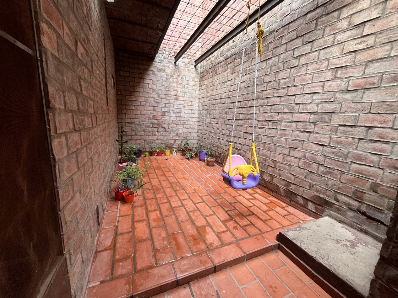 Interesante CASA en dos plantas, 4 dormitorios, patio, terraza - BELLA VISTA