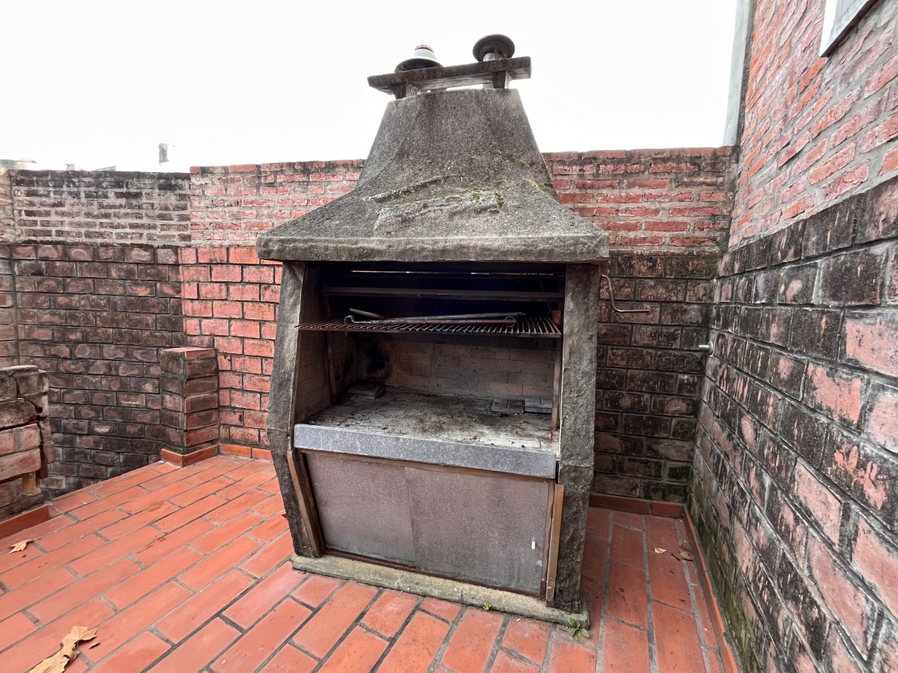 Interesante CASA en dos plantas, 4 dormitorios, patio, terraza - BELLA VISTA