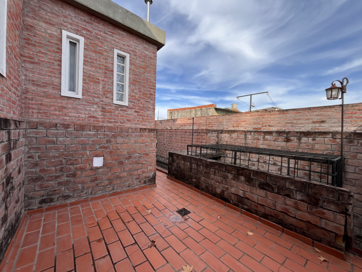 Interesante CASA en dos plantas, 4 dormitorios, patio, terraza - BELLA VISTA