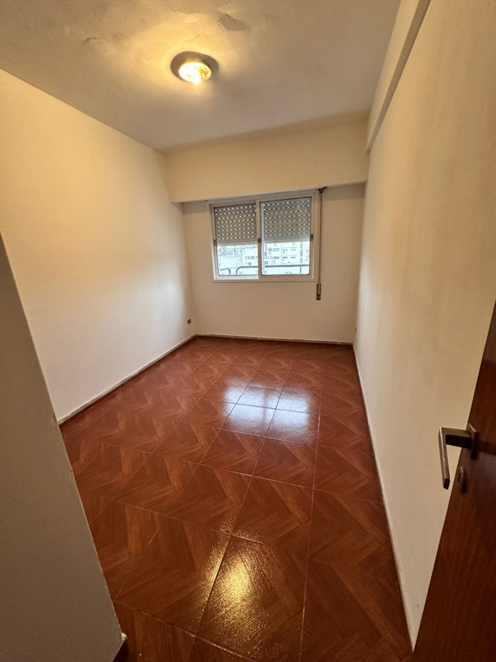 Excelente Oportunidad en Barrio Martin: 2 Dormitorios, Balcon a la Calle 