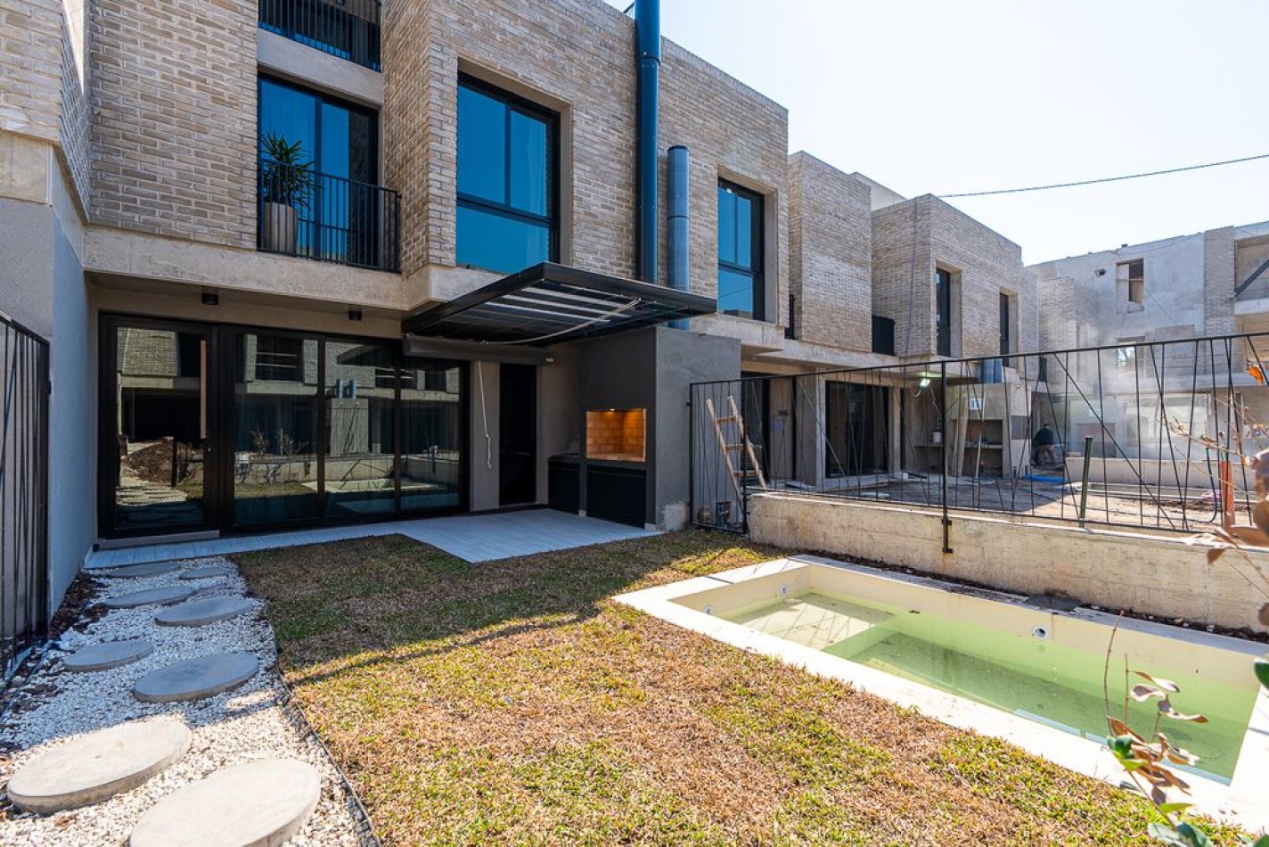 oportunidad Casa 3 dormitorios en FISHERTON - Piscina, jardin, parrillero - Cochera - Proxima entrega