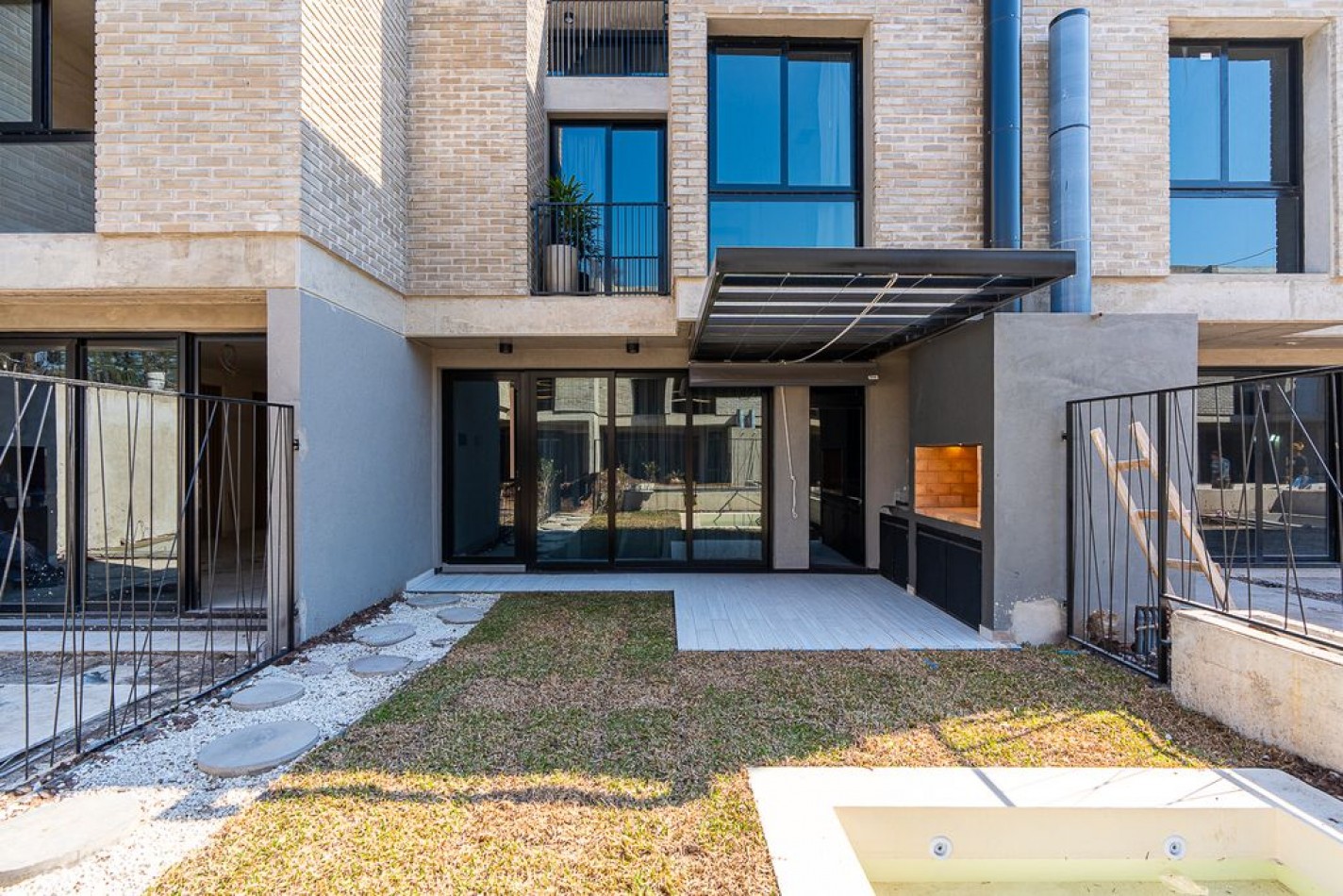 oportunidad Casa 3 dormitorios en FISHERTON - Piscina, jardin, parrillero - Cochera - Proxima entrega