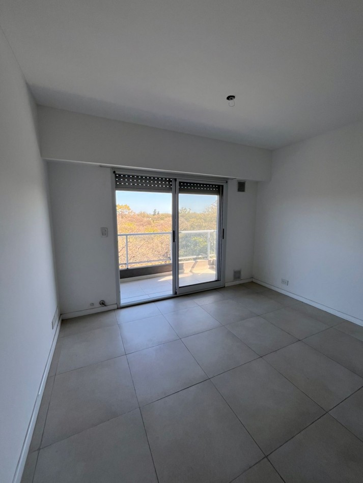 VENTA DEPARTAMENTO SEMIPISO 2 DORMITORIOS - Patio, balcon frente al parque Independencia - Av. Pellegrini 2632