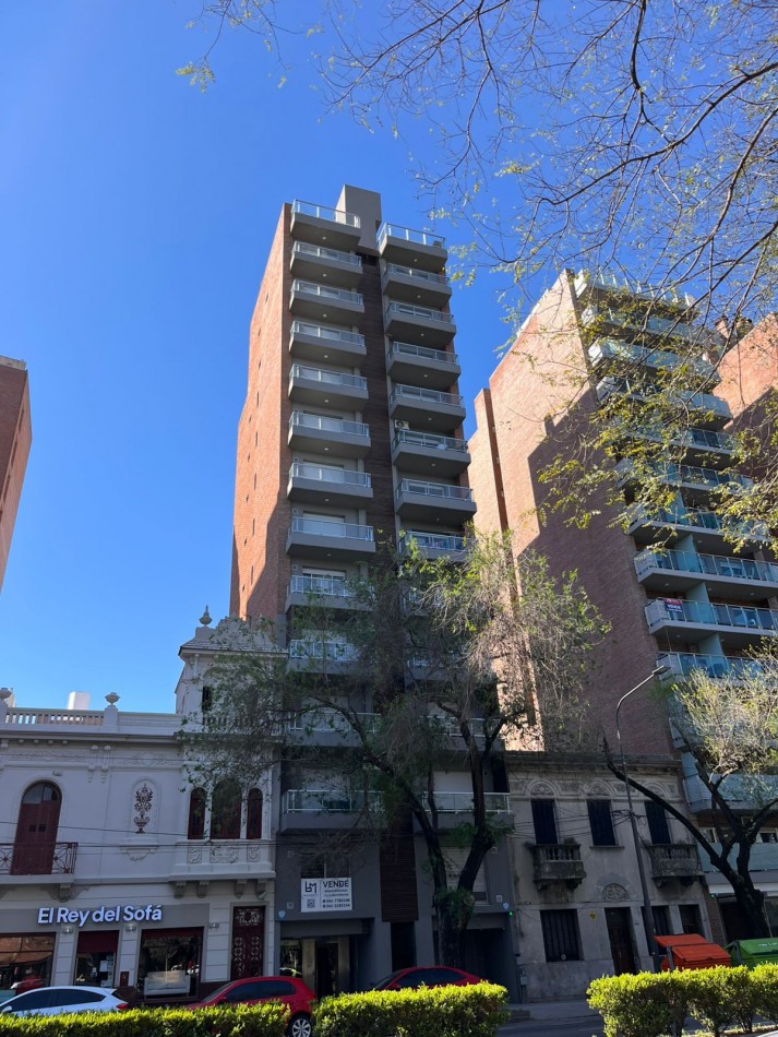 VENTA DEPARTAMENTO SEMIPISO 2 DORMITORIOS - Patio, balcon frente al parque Independencia - Av. Pellegrini 2632