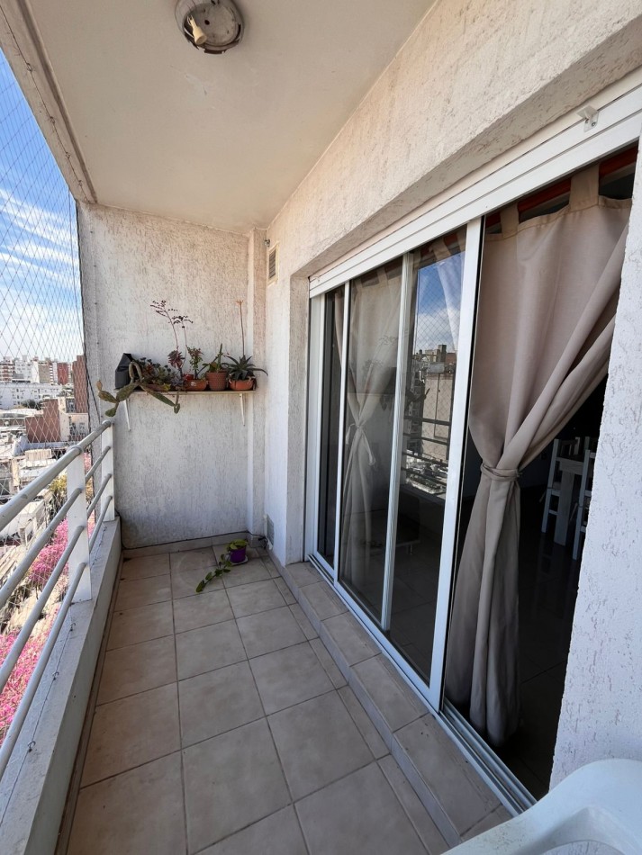 SEMIPISO DE UN DORMITORIO - Balcon al frente - Con cochera - Zeballos 1700