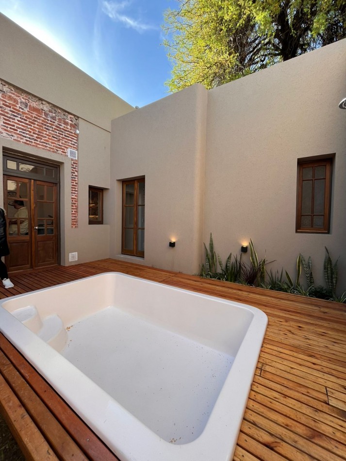 Espectacular CASA de diseño, 3 dormitorios, patio, piscina, terraza, cochera - BARRIO LOURDES