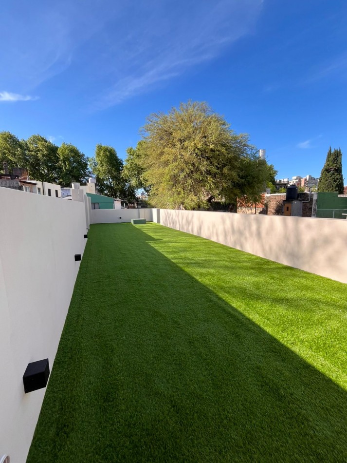 Espectacular CASA de diseño, 3 dormitorios, patio, piscina, terraza, cochera - BARRIO LOURDES