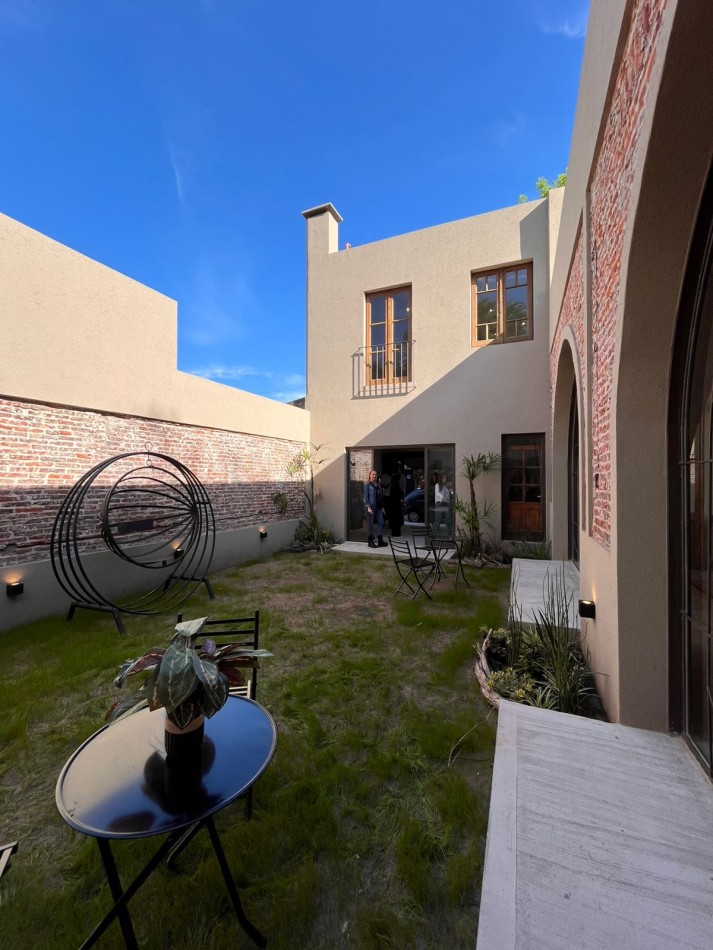 Espectacular CASA de diseño, 3 dormitorios, patio, piscina, terraza, cochera - BARRIO LOURDES