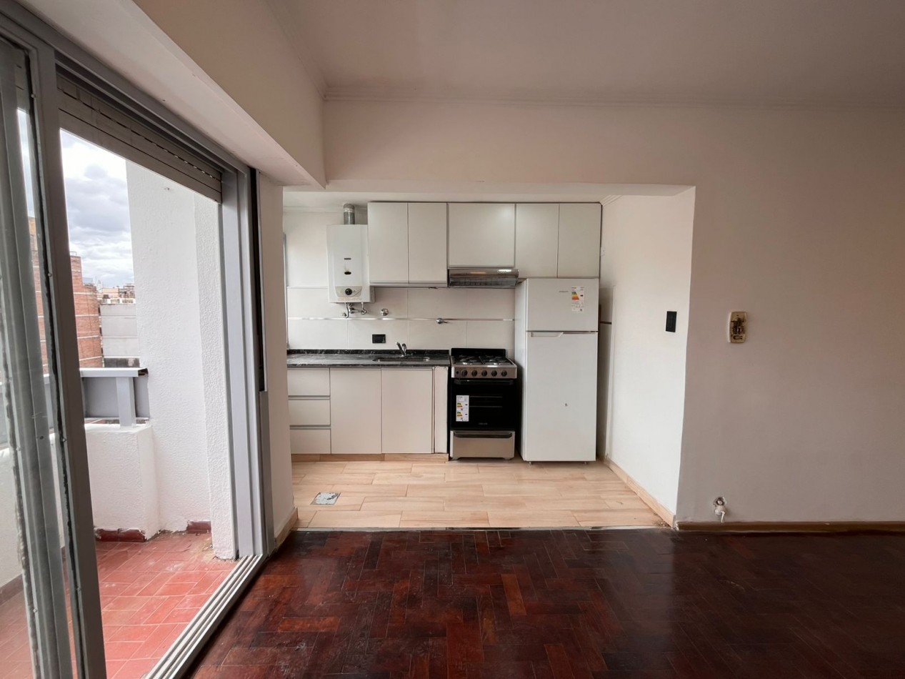 SEMIPISO DE UN DORMITORIO, RECICLADO A NUEVO, BALCON AL FRENTE - MITRE 1511