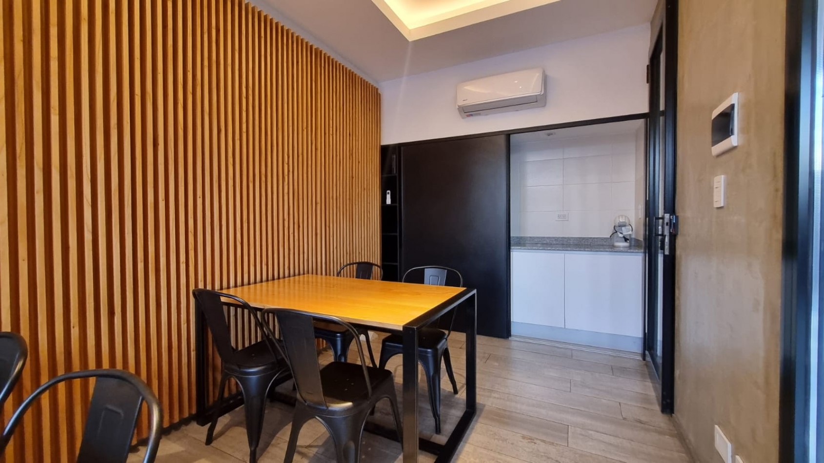 Amplio monoambiente con balcon y amenities - Cafferata 1500