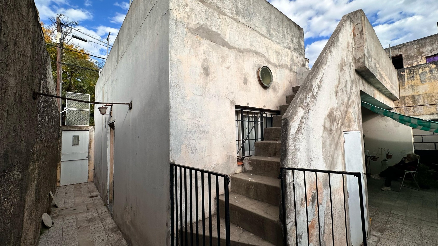 VENTA Casa al frente - Un dormitorio, galeria, patio, terraza - BARRIO BELLA VISTA