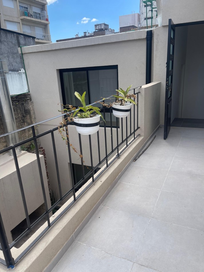 EN VENTA. impecable departamento de pasillo reciclado a nuevo. Tres dormitorios. Posiblidad de financiacion.  Paraguay 1900